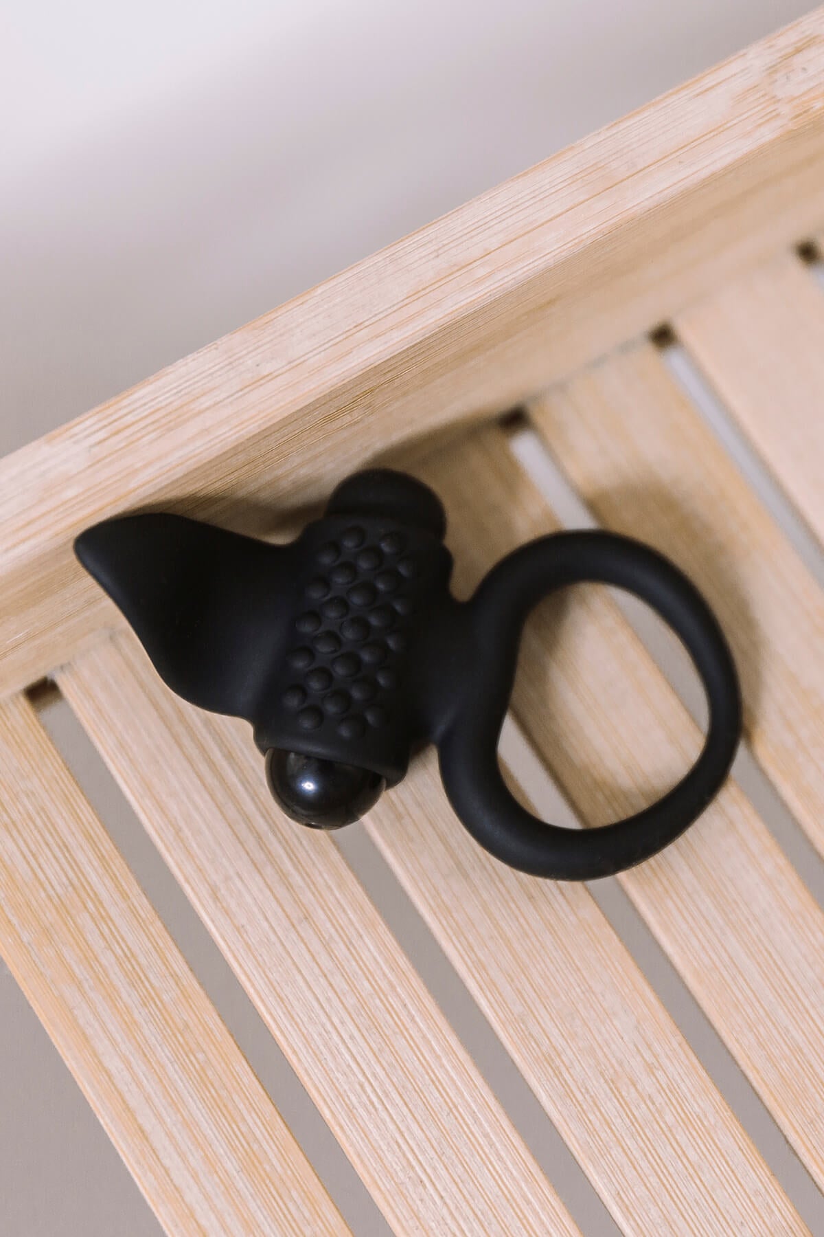 Ofrezca a su pareja una experiencia incomparable gracias a este mini anillo vibrador de Adrien Lastic. Especialmente extensible, se adapta fácilmente a todos los tamaños y sublima la erección mientras que su pequeña lengua que se estremece con la vibración de la bala vibradora y satisfará su clítoris.